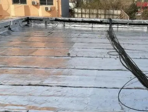 东明卫生间漏水维修公司分享下东明屋面楼顶防水刚性防水层施工要点。